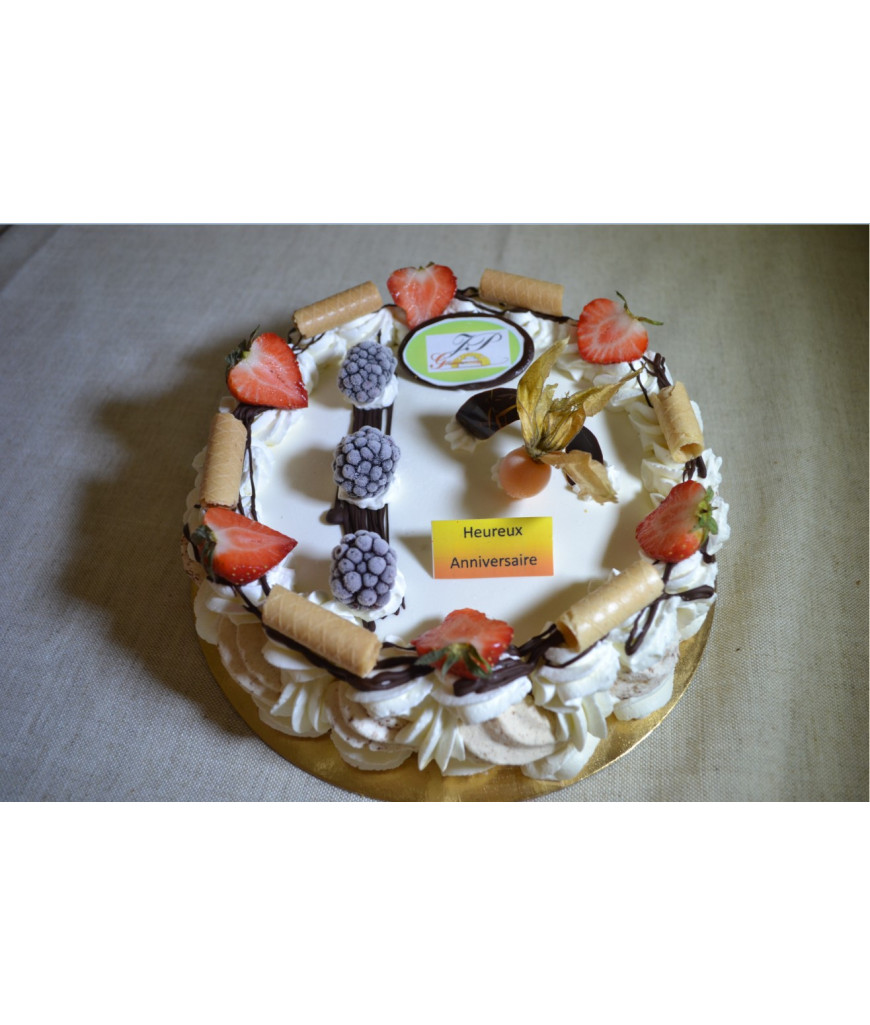Gâteau vanille chocolat 8 personnes finition crème fraîche meringues.